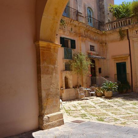 Sud Room Palazzo Rau Della Ferla Noto Exteriör bild