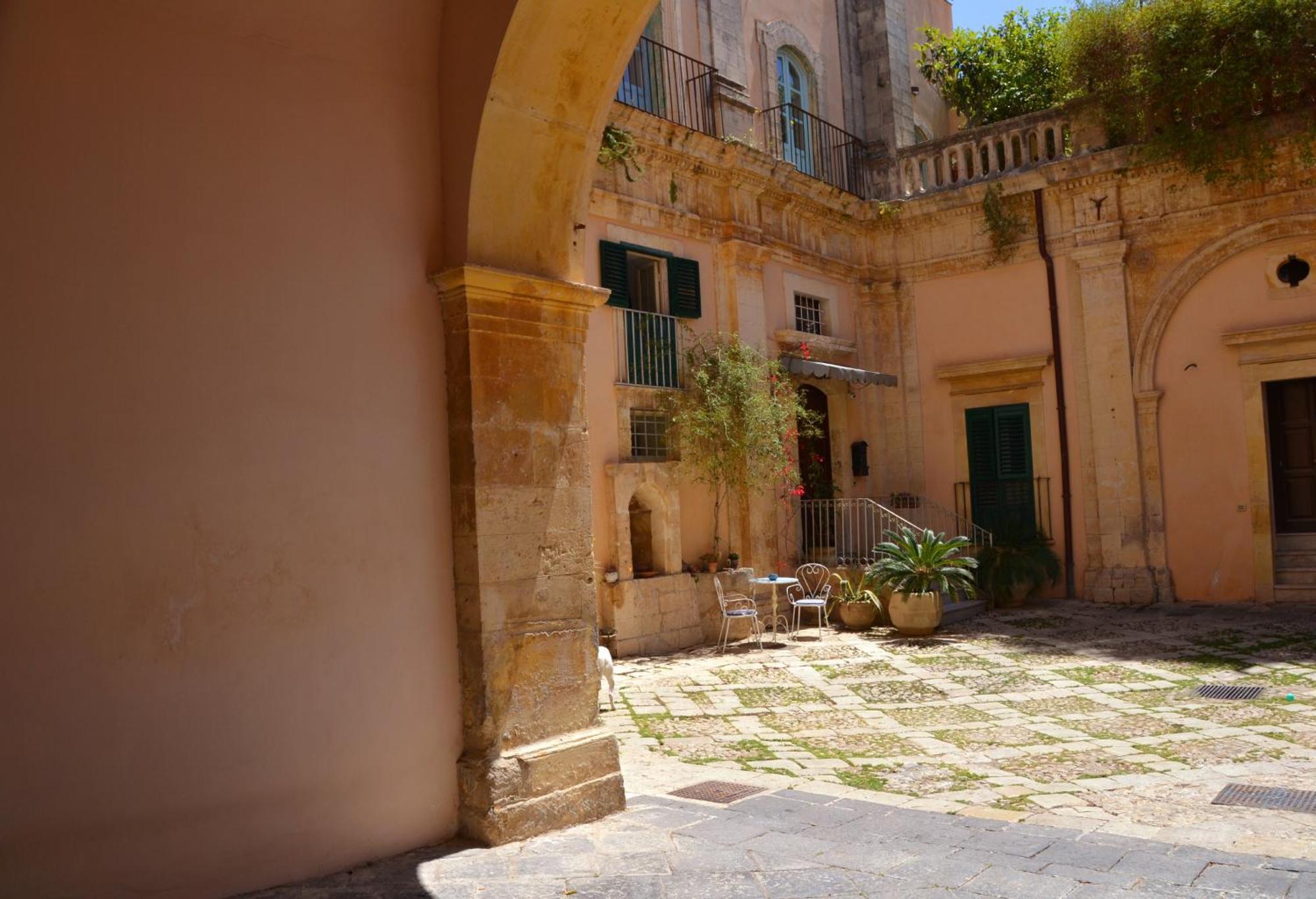Sud Room Palazzo Rau Della Ferla Noto Exteriör bild